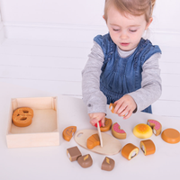 Caja con pan y pasteles para cortar